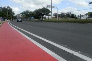 Espaço dos ciclistas, pintado de vermelho, já está cerca de 80% concluído.