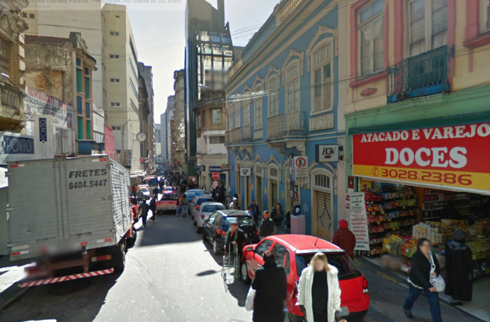 Em ruas como a Mal. Floriano, com calçadas inadequadas e estreitas, os pedestres se arriscam pela rua, mas prefeitura nem cogita alargar calçadas.