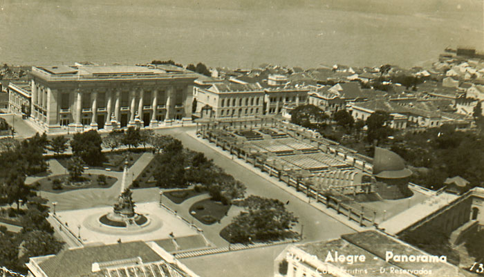 Cartão Postal da Praça da Matriz na década de 20, já com o monumento a Júlio de Castilhos. Imagem do acervo pessoal de Gilberto Simon