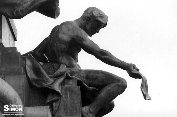 Detalhe do Monumento a Júlio de Castilhos. Foto analógica monocromática de Gilberto Simon.