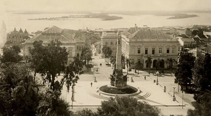 Praça da Matriz em 1910, pouco tempo antes da inauguração do monumento a Júlio de Castilhos.