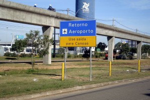 Projeto tem por objetivo qualificar a sinalização no entorno do Aeroporto   Foto: Marcos Federn/Divulgação PMPA
