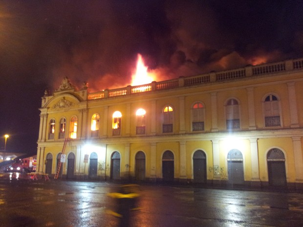 Incêndio atinge Mercado Público de Porto Alegre (Foto: Maurício Gonçalves/ RBS TV)