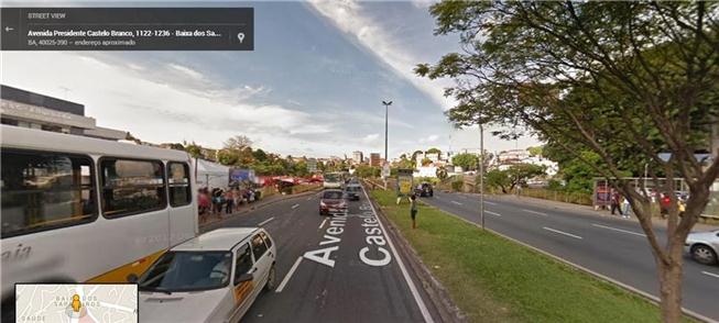 Pessoa com dificuldade de atravessar a av. Vale de Nazaré créditos: Google Street View