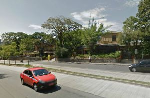 Casas listadas no Inventário do Bairro Petrópolis: baixa densidade normatizada levará ao subaproveitamento do BRT sendo implementado. Foto: Google Street View