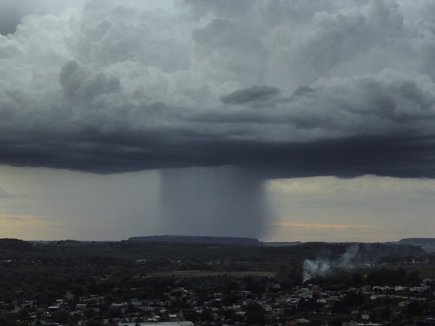Foto mostra nuvem característica do fenômeno chamado de microexplosão  (Foto: Fabian Ribeiro/A Plateia)