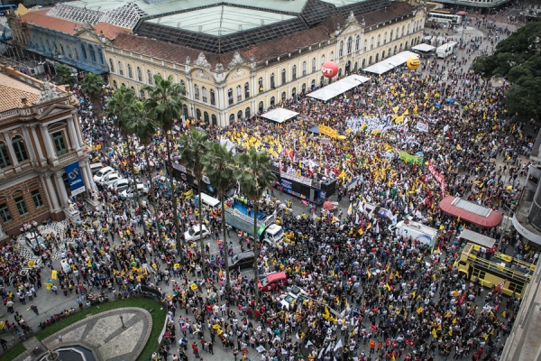 Assembleia unificada no Largo Glênio Peres reuniu mais de 35 mil servidores de todas as categorias do serviço público do RS. (Foto: Guilherme Santos/Sul21)